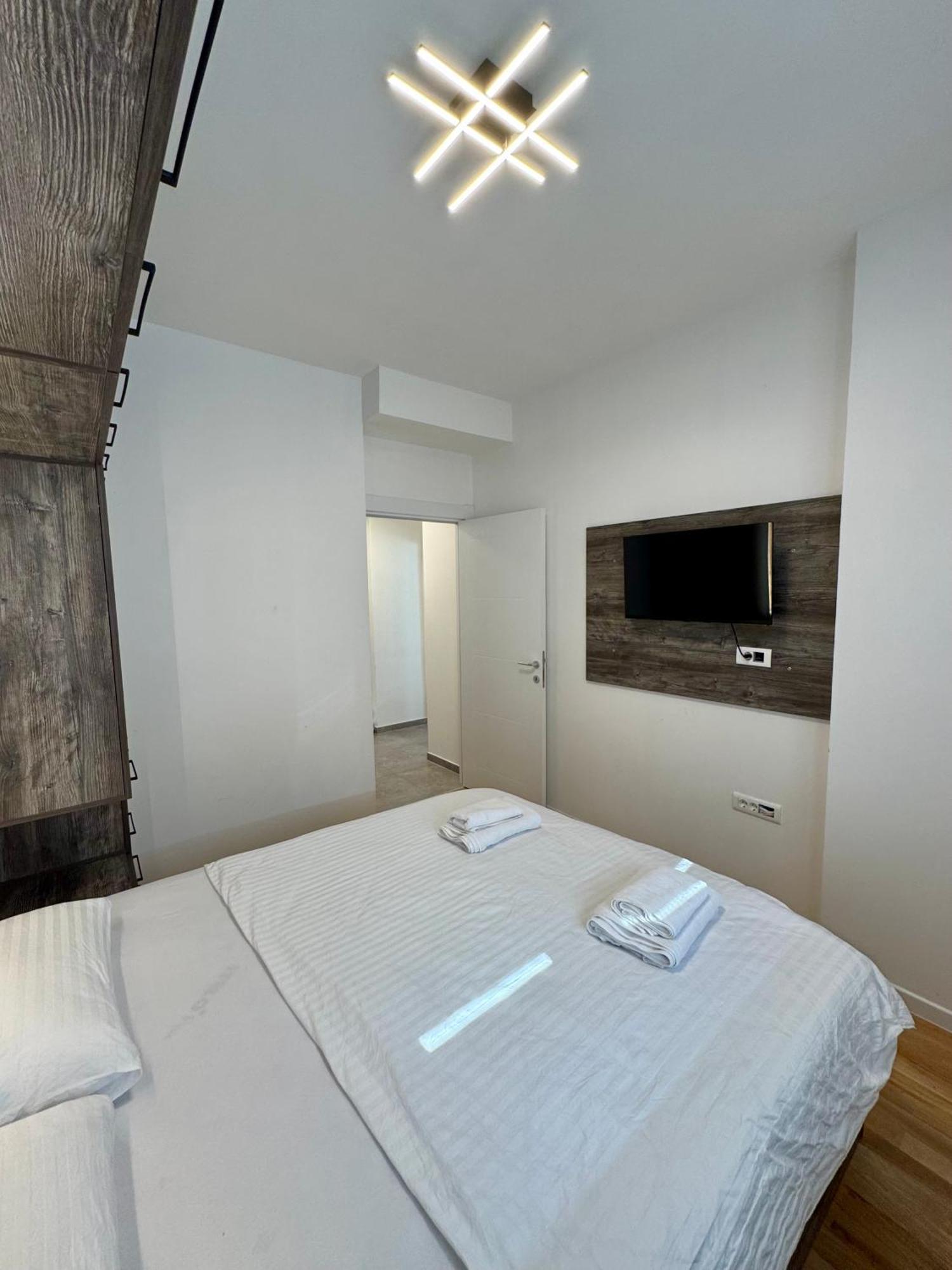 Downtown Riverside Apartments Скопье Экстерьер фото